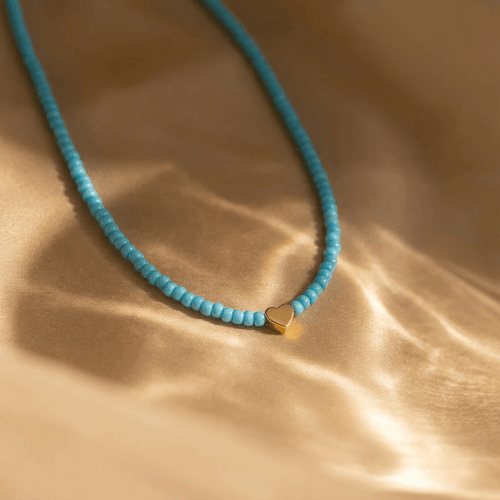 Boho-Halskette mit blauen Rocailles und Herz