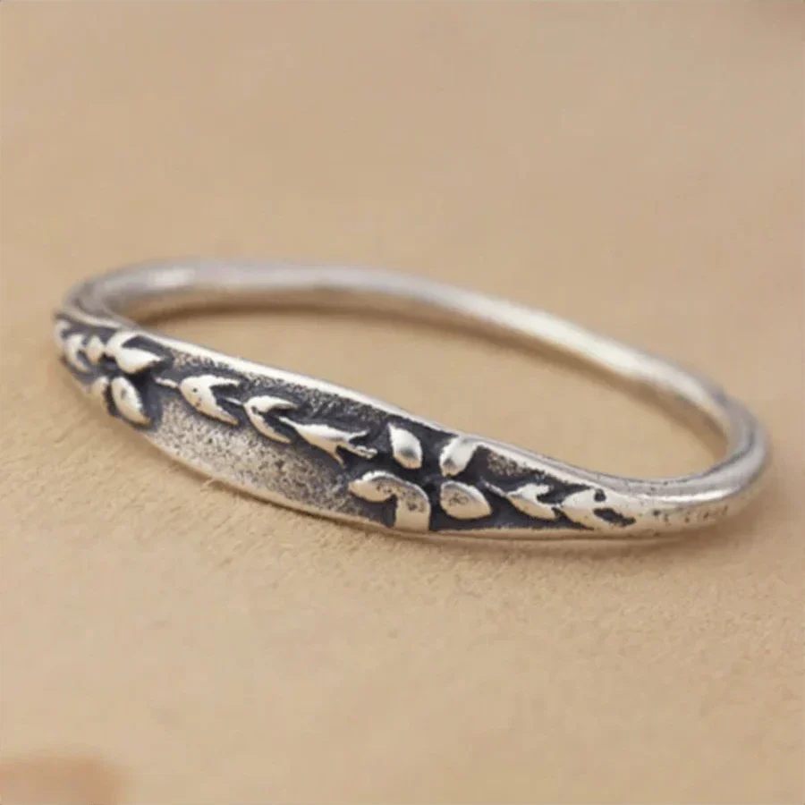 Vintage-Ring mit gravierten Blüten- und Rankenmotiven
