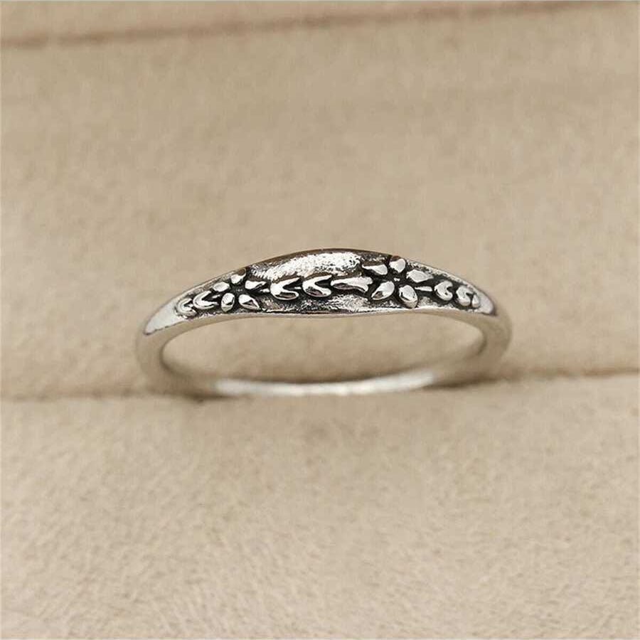 Vintage-Ring mit gravierten Blüten- und Rankenmotiven