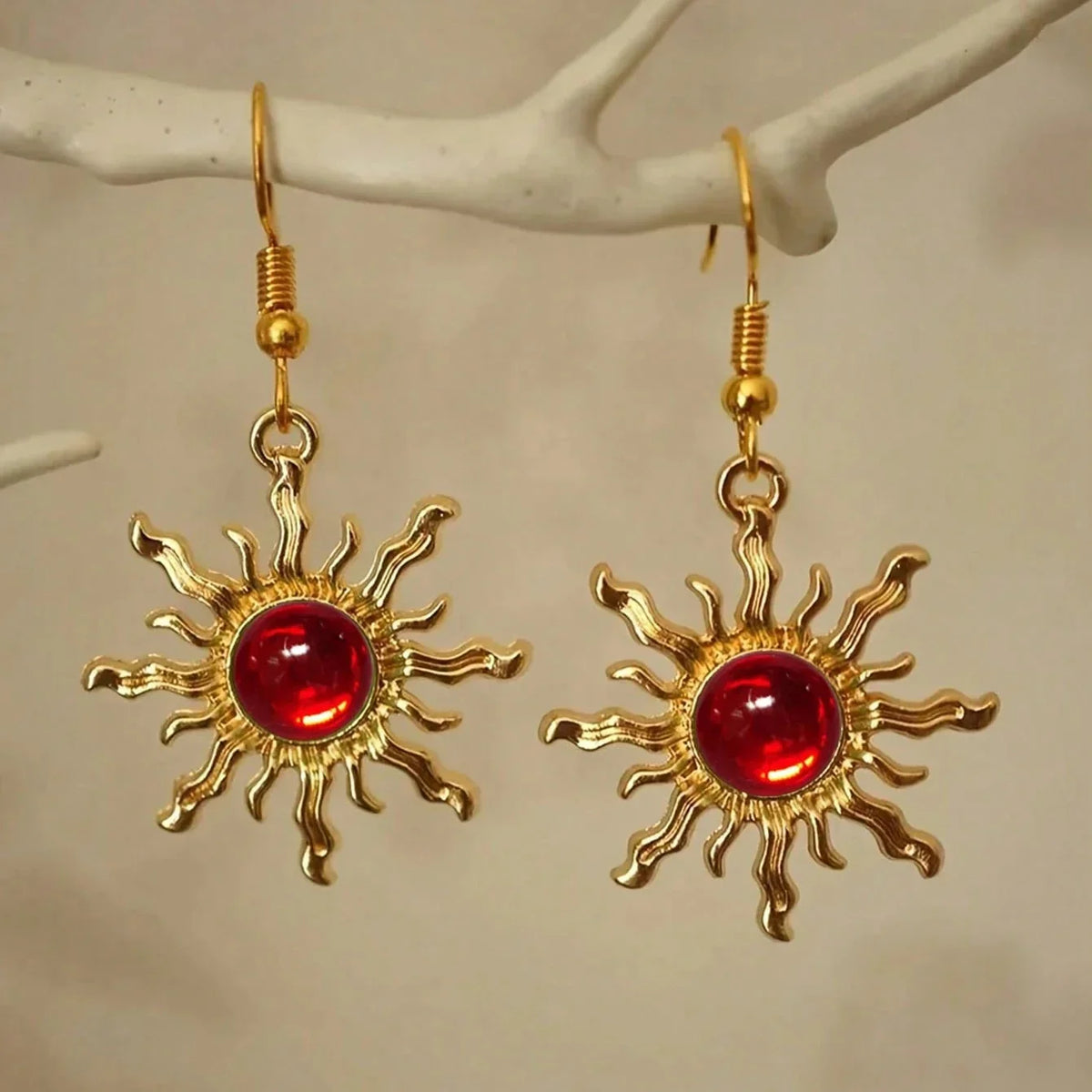 Vergoldete Boho-Hängeohrringe mit Sonnenblume im Barockstil