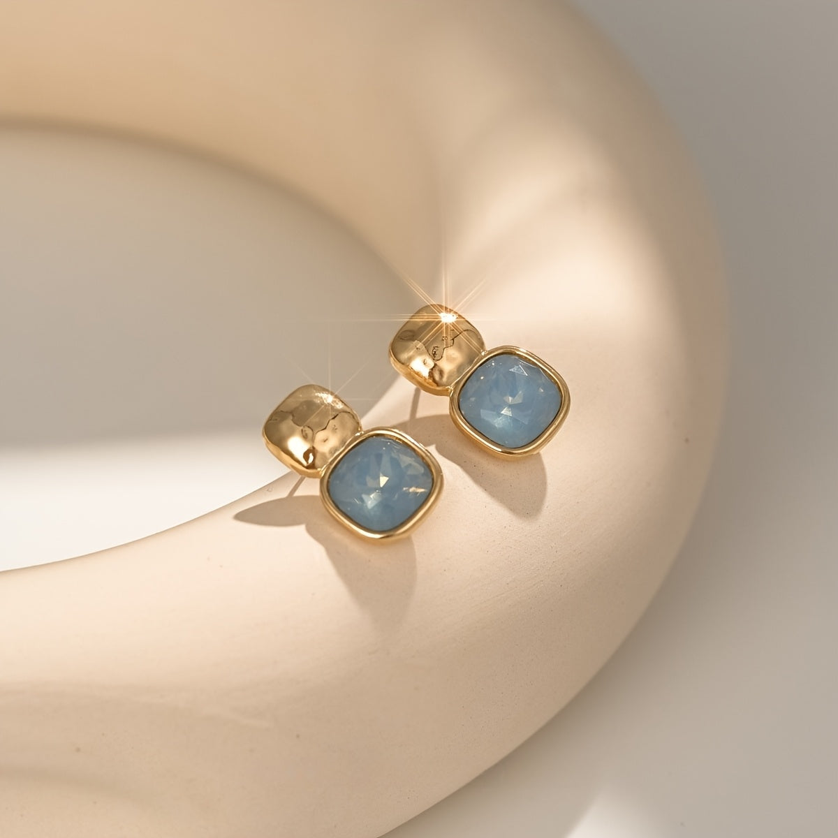 Goldfarbene geometrische Vintage-Ohrringe in Quadratform