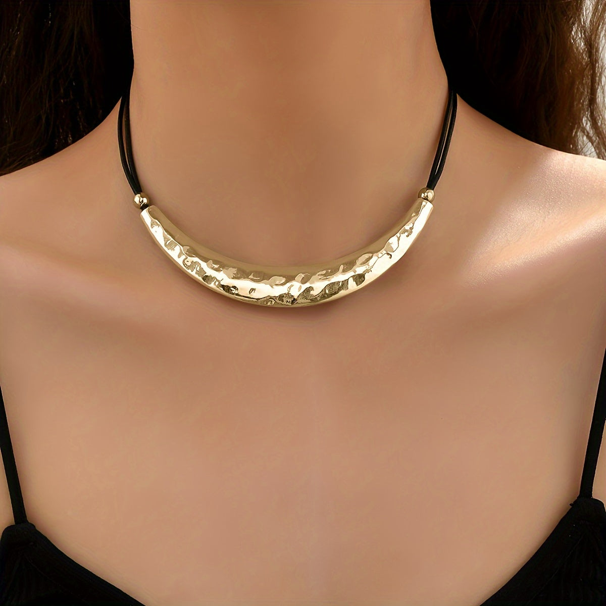 Gehämmerter Vintage-Choker mit Halbmond