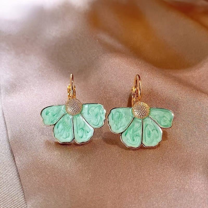Elegante Hängeohrringe mit vierblättriger Emaille-Blüte