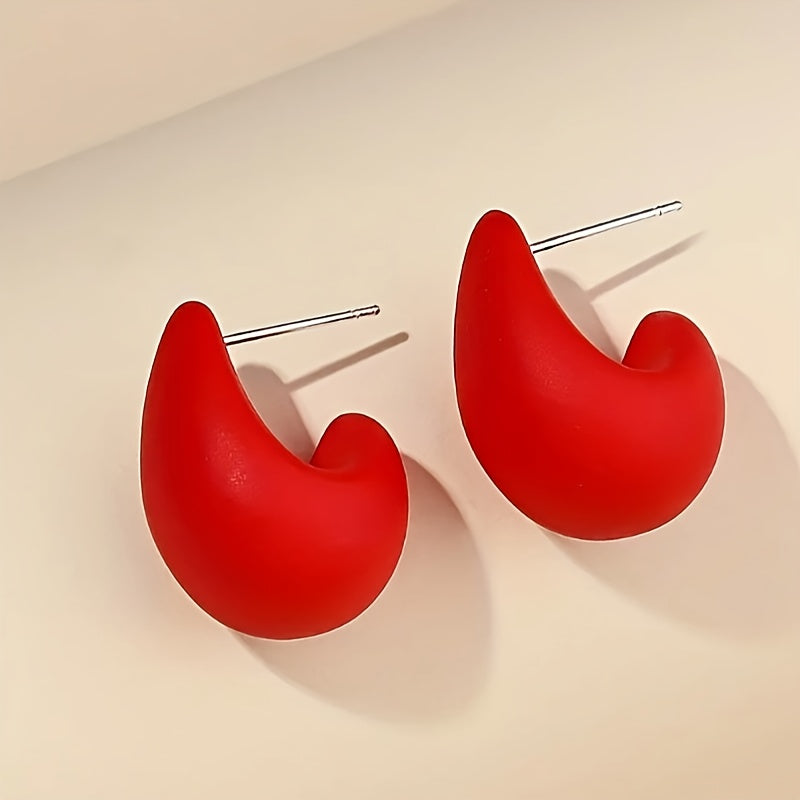 Minimalistische goldene Ohrstecker in skulpturaler C-Form