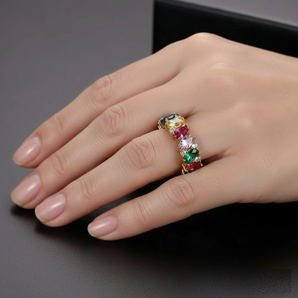 Eleganter vergoldeter Vintage-Ring mit bunten Zirkonia-Steinen