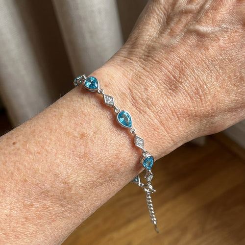 Armband mit ozeanblauem, leuchtendem Tropfen