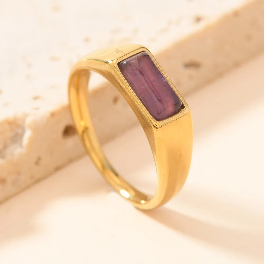 Schlichte goldene Ringe mit rechteckigem Schmuckstein