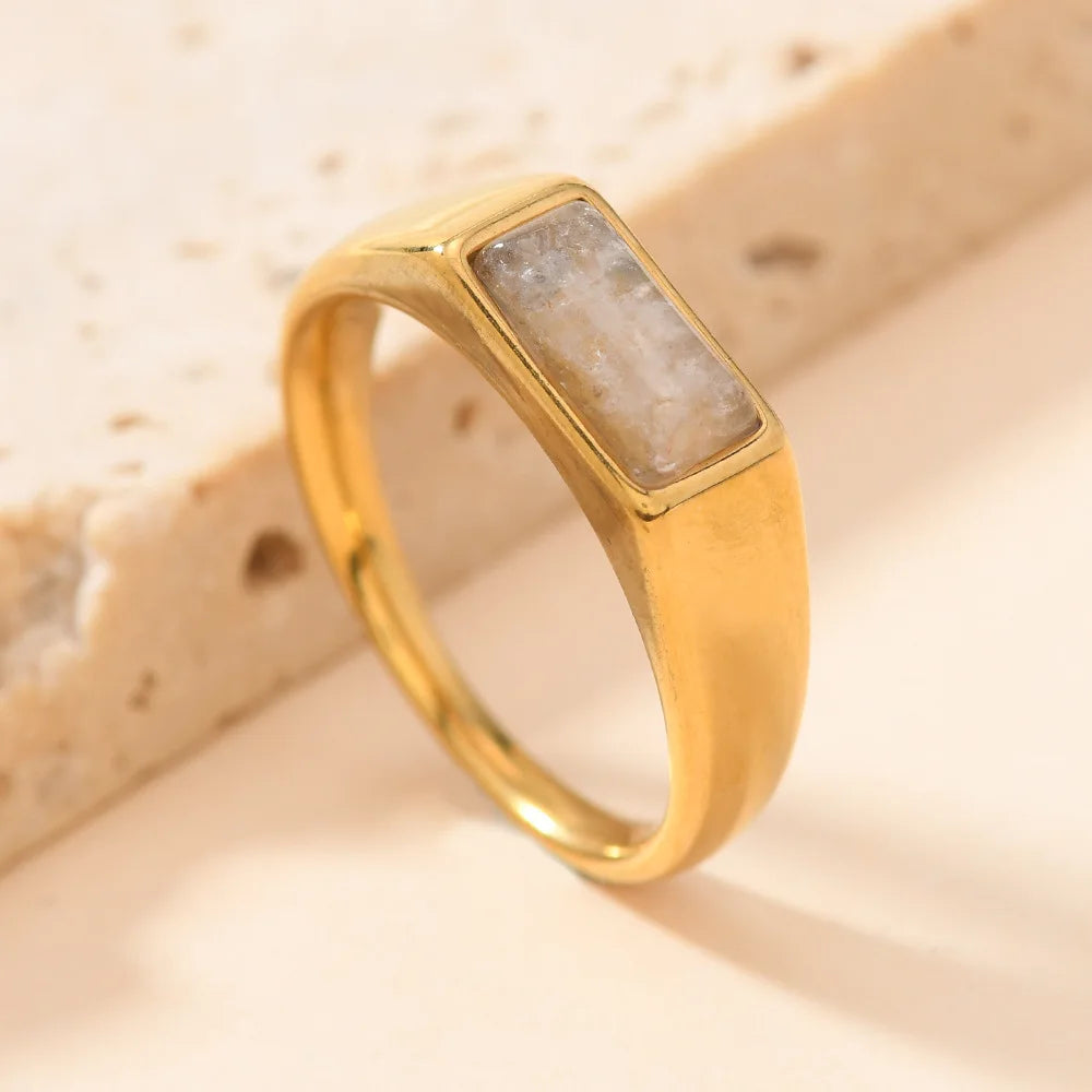 Schlichte goldene Ringe mit rechteckigem Schmuckstein