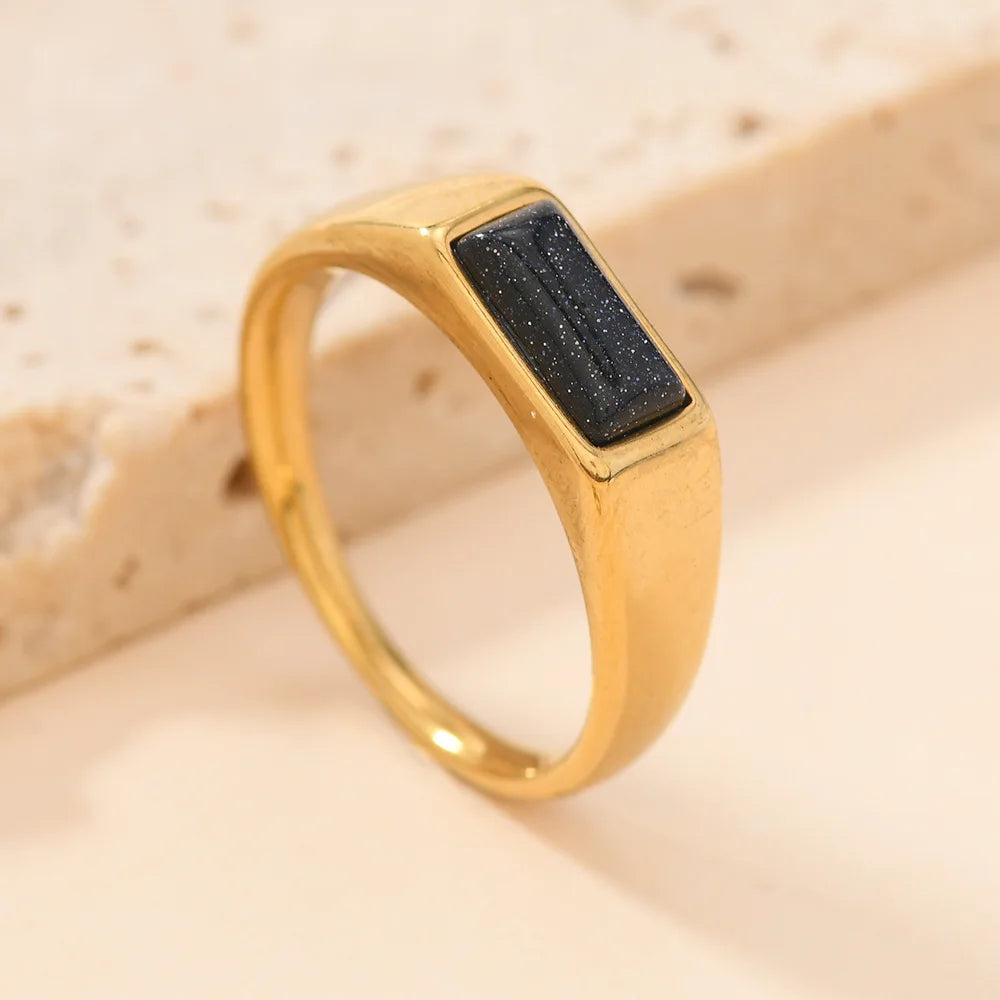 Schlichte goldene Ringe mit rechteckigem Schmuckstein