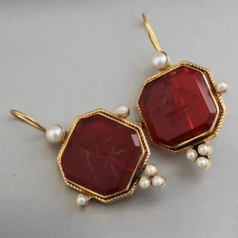 Geometrische Vintage-Hängeohrringe mit Perle