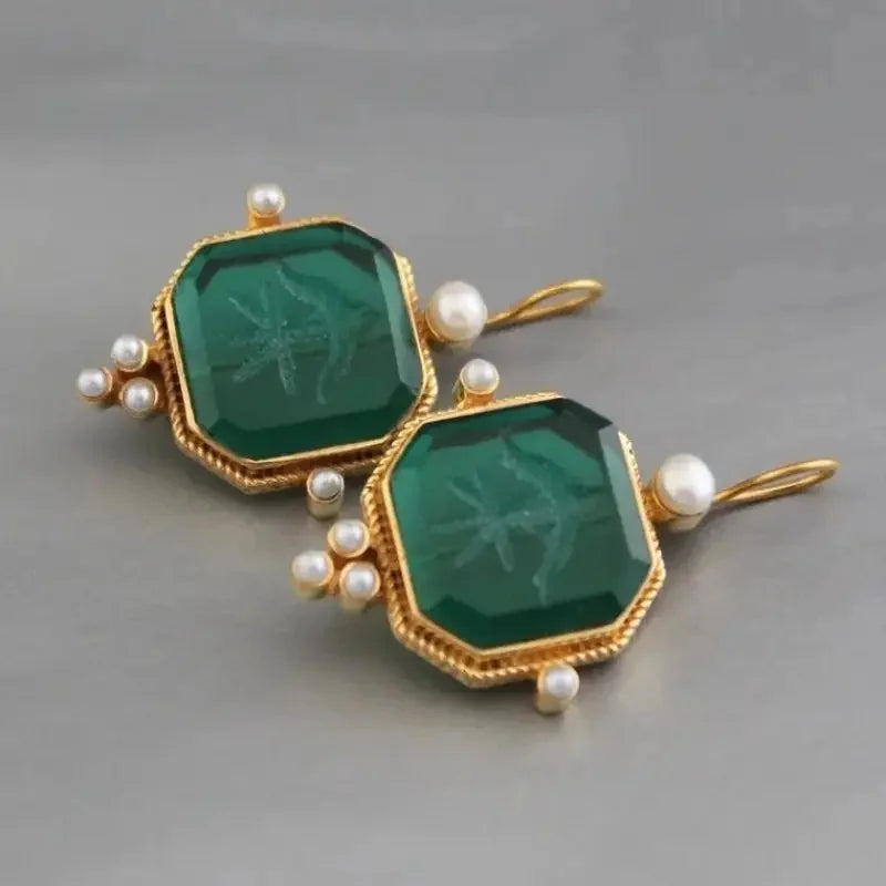 Geometrische Vintage-Hängeohrringe mit Perle