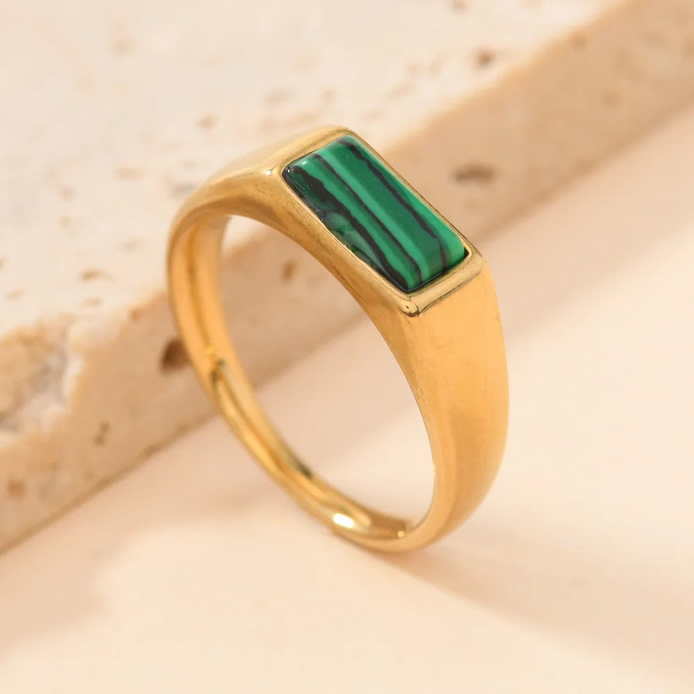 Schlichte goldene Ringe mit rechteckigem Schmuckstein