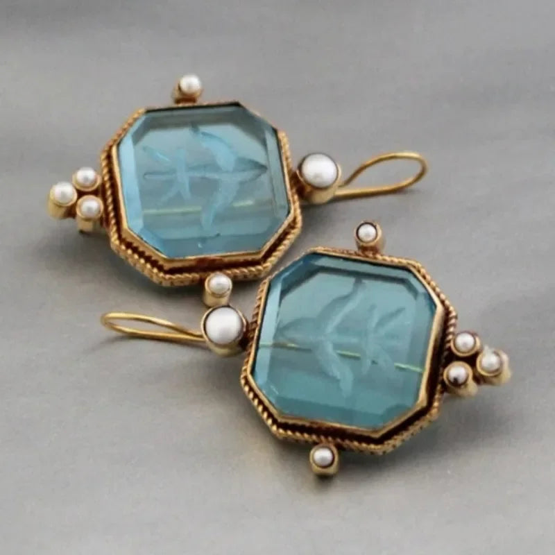 Geometrische Vintage-Hängeohrringe mit Perle