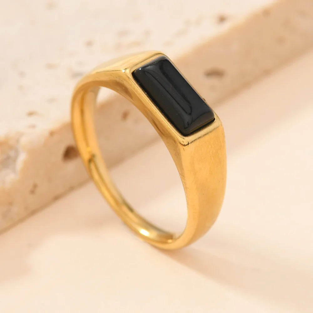 Schlichte goldene Ringe mit rechteckigem Schmuckstein