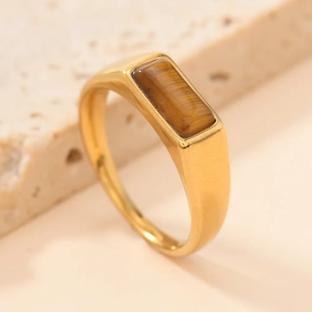 Schlichte goldene Ringe mit rechteckigem Schmuckstein