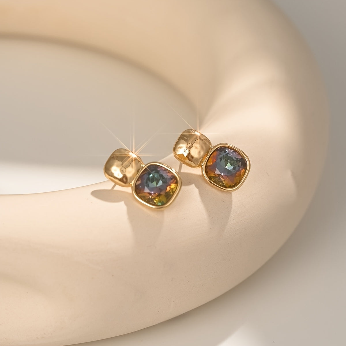 Goldfarbene geometrische Vintage-Ohrringe in Quadratform