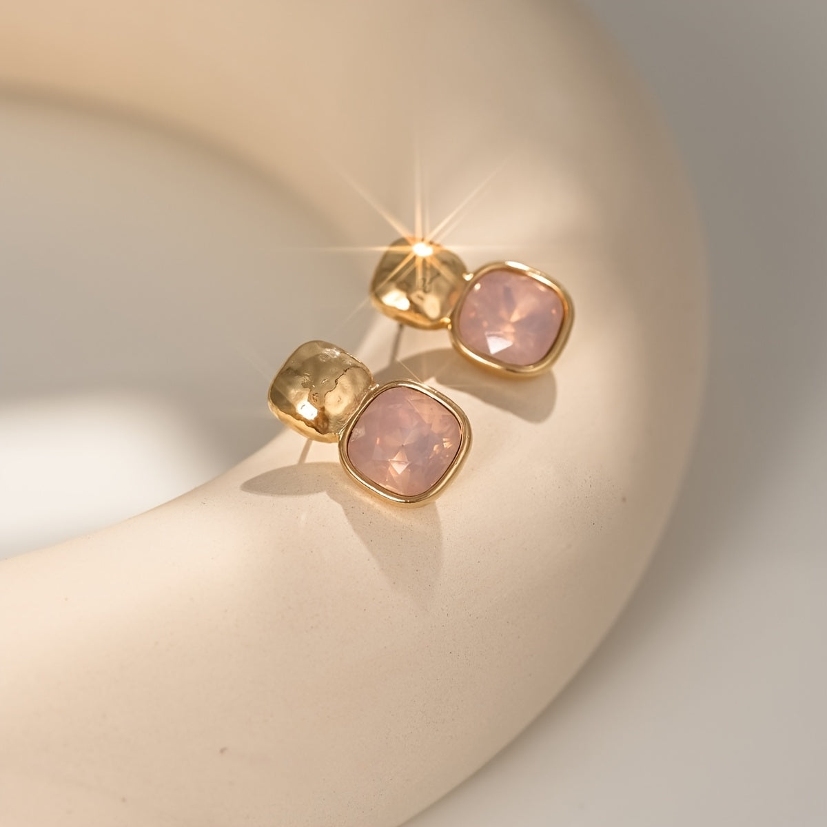 Goldfarbene geometrische Vintage-Ohrringe in Quadratform