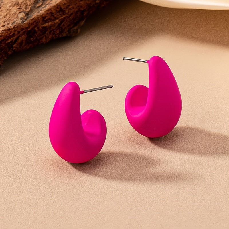 Minimalistische goldene Ohrstecker in skulpturaler C-Form