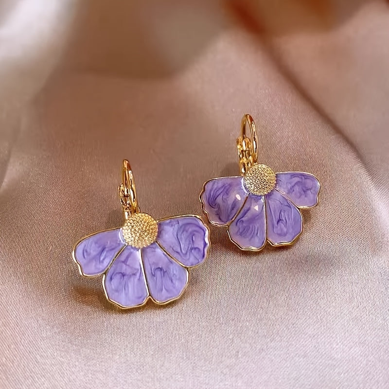 Elegante Hängeohrringe mit vierblättriger Emaille-Blüte