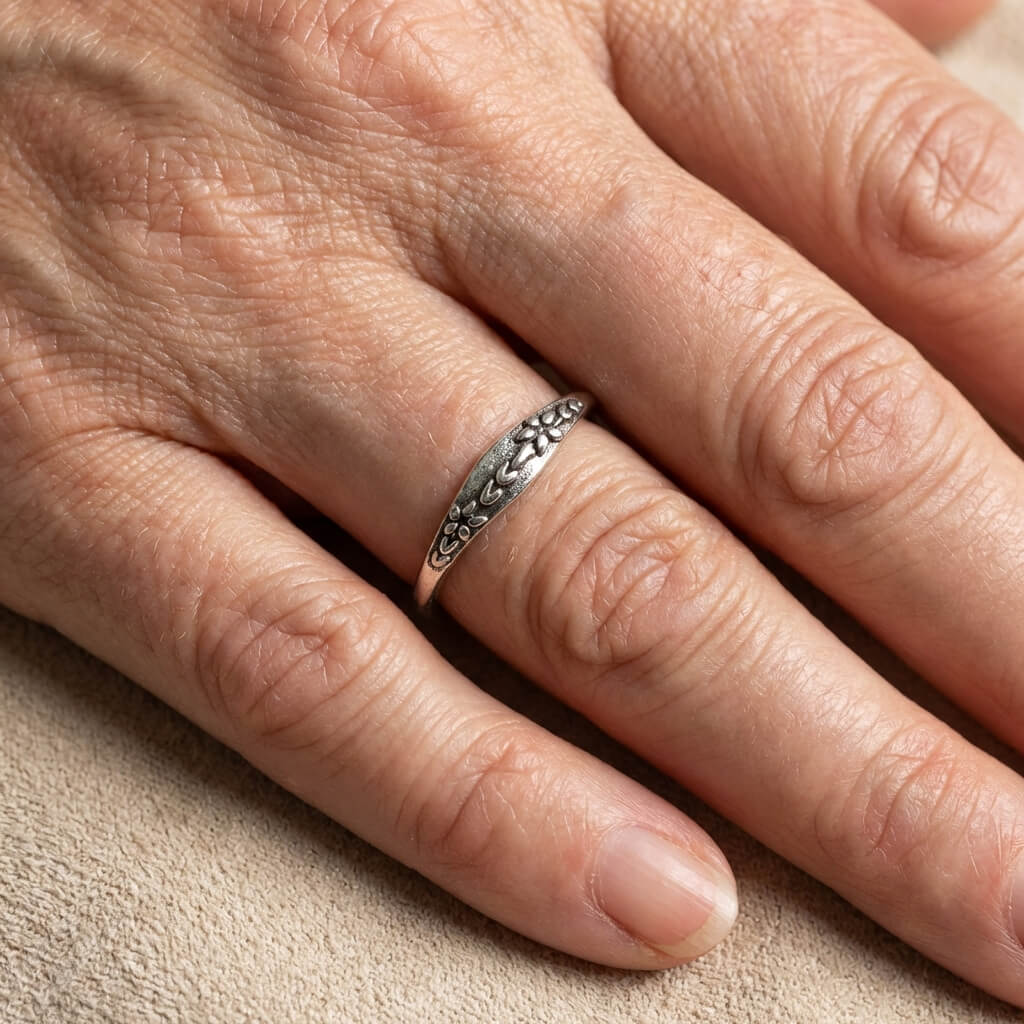 Vintage-Ring mit gravierten Blüten- und Rankenmotiven