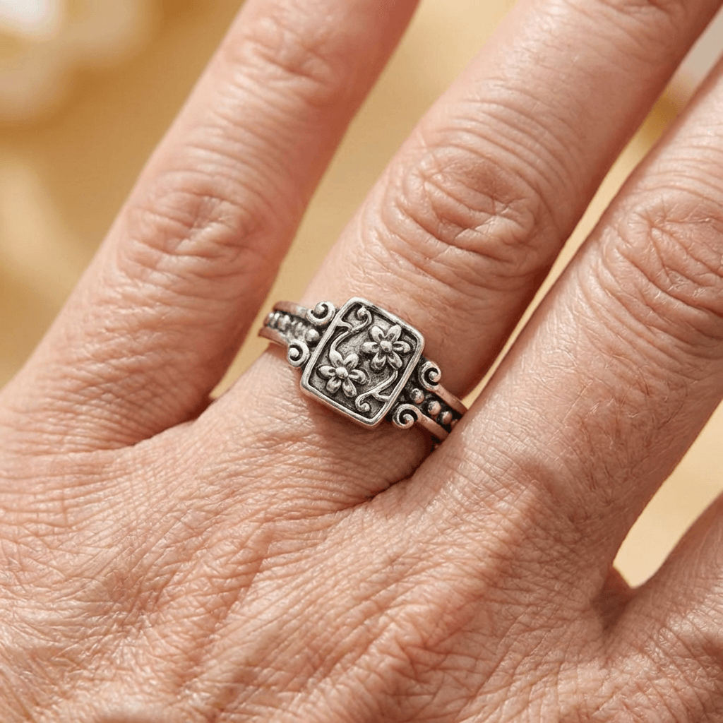 Vintage-Boho-Ring mit gravierter Blüte
