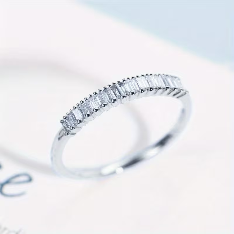 Goldener Ring mit eingelassenem feinem Zirkonia