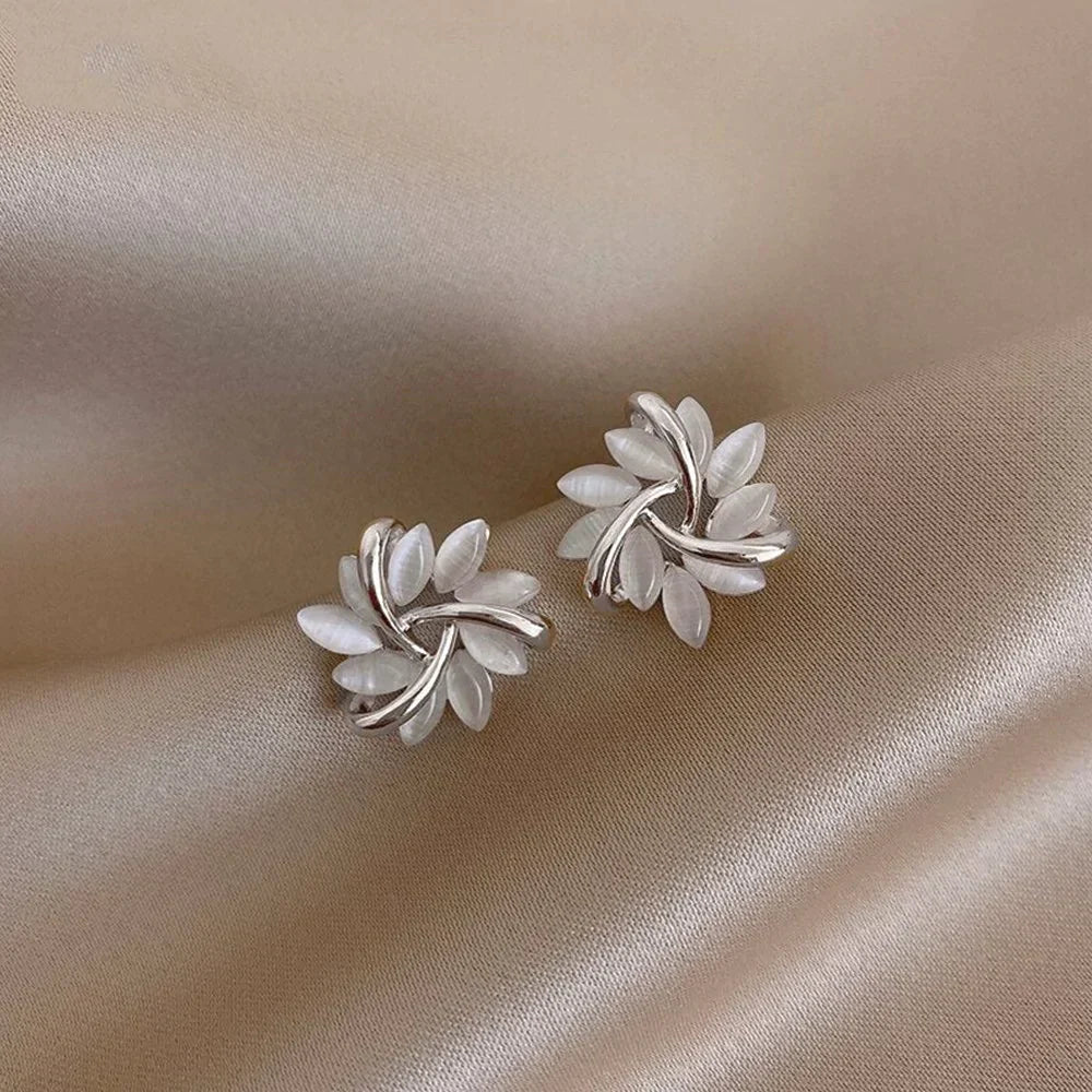 Elegante goldene Blüten-Ohrstecker mit rundem Opal